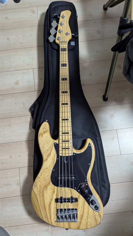 Sire V7 Ash Vintage 2nd generation 5 stringの画像